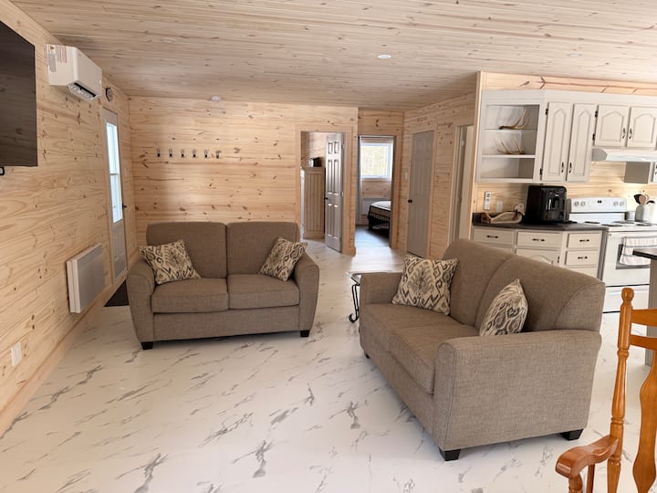 Le salon lumineux et boisé du Bout d’la Trail